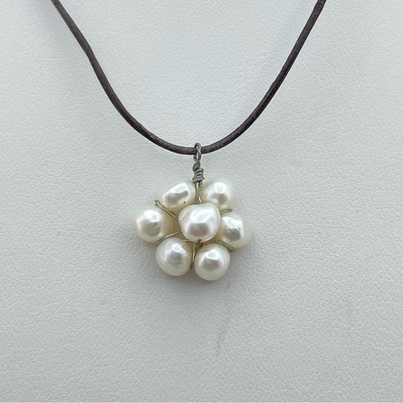 Minimalistic J. Jill Leather Cord Necklace Freshwater Pearl Cluster Pendant